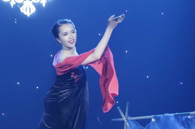 Nữ sinh ĐH Luật đưa vũ khúc mô phỏng “tắm suối” lên sân khấu - 1
Lù Phương Thảo xuất hiện trên sân khấu trong trang phục váy nhung đặc trưng của người dân tộc Thái