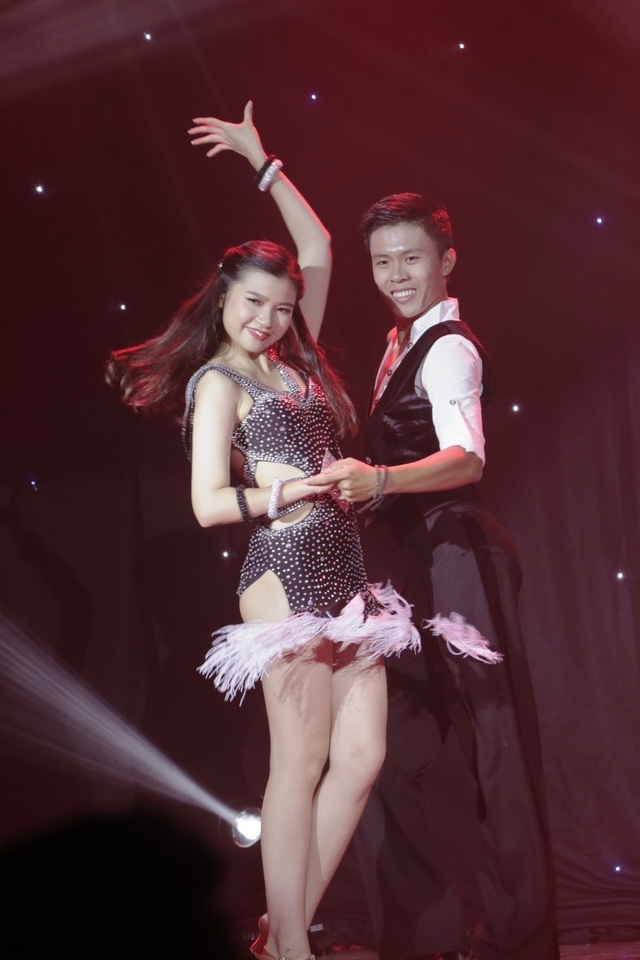 Nữ sinh ĐH Luật đưa vũ khúc mô phỏng “tắm suối” lên sân khấu - 10
Nguyễn Hà Linh thể hiện những bước nhảy dance sporrt nóng bỏng.