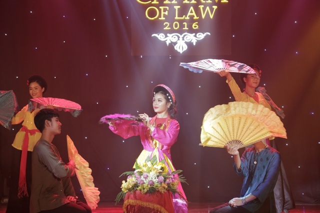 Nữ sinh ĐH Luật đưa vũ khúc mô phỏng “tắm suối” lên sân khấu - 7
Nguyễn Bích Ngọc khiến cả hội trường ĐH Luật Hà Nội nóng lên với tiết mục hầu đồng