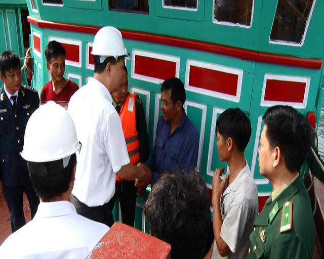 Cứu hộ thành công 6 thuyền viên bị nạn trên vùng biển Bạch Long Vĩ - 1
Lãnh đạo huyện gặp gỡ, động viên ngư dân.