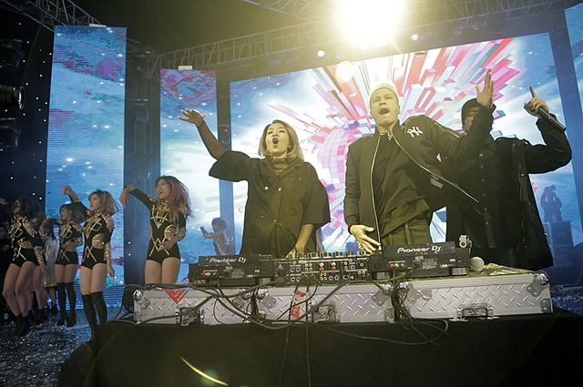Nữ sinh ĐH Thăng Long nóng bỏng trong đêm nhạc hội hoành tráng - 6
Cặp đôi DJ Minh Trí và Ly Zebra thổi lửa tới hàng ngàn khán giả có mặt tại đêm nhạc hội
