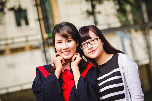
Nguyễn Thanh Nguyệt (trái) - nữ thủ khoa xuất sắc ĐH Sư phạm Hà Nội, rạng ngời trong ngày tốt nghiệp.
