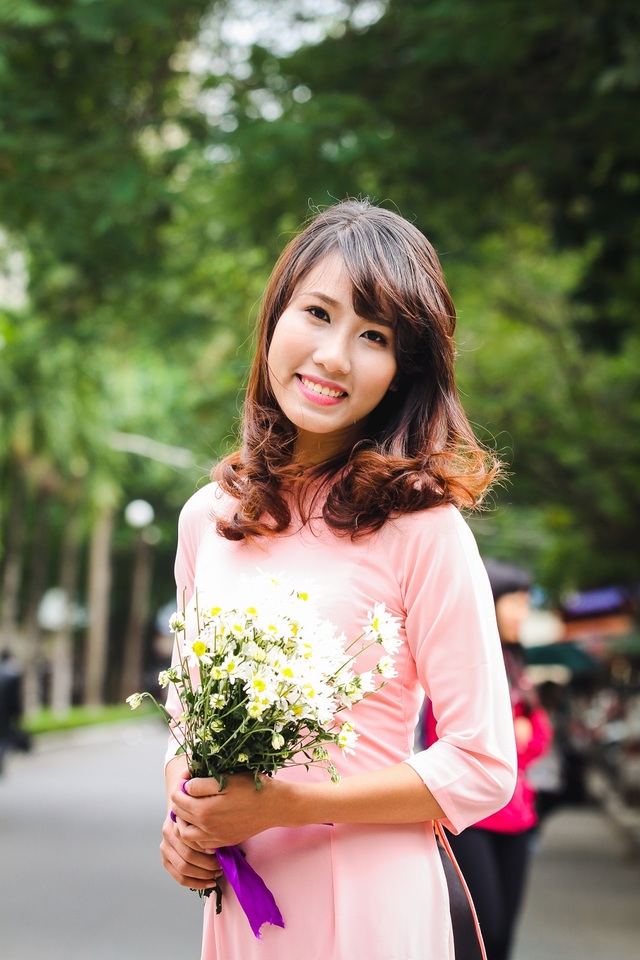Tình yêu đặc biệt với môn Văn của nữ thủ khoa trường Sư phạm - 1
Là SV lớp chất lượng cao khoa Ngữ văn - ĐH Sư phạm Hà Nội, Nguyễn Thanh Nguyệt từng nhận học bổng loại giỏi và xuất sắc trong suốt 8 kỳ học thời sinh viên.
