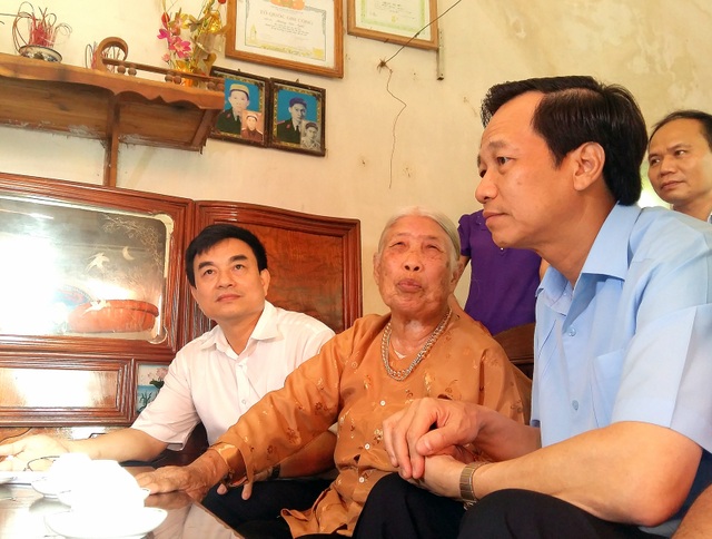 Thái Nguyên: Sớm giải quyết dứt điểm tồn đọng về thực hiện chính sách người có công - 1
Bộ trưởng Đào Ngọc Dung (hàng đầu, bên phải) tới thăm Mẹ Việt Nam Anh hùng Đào Thị Mùi tại Thái Nguyên