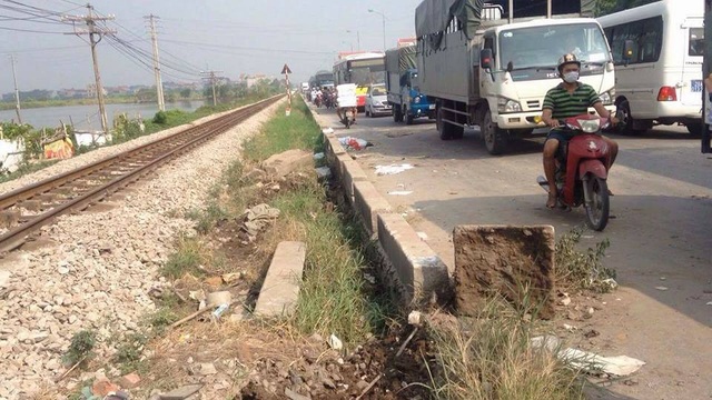 Hà Nội: Tàu hỏa tông ô tô, 5 người tử vong, 2 người nguy kịch - 5 Hà Nội: Tàu hỏa tông ô tô, 5 người tử vong, 2 người nguy kịch - 5
