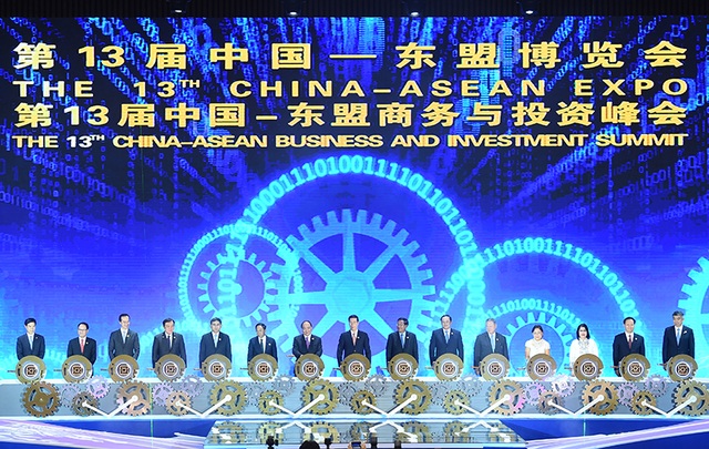
Thủ tướng Việt Nam cùng các trưởng đoàn tham gia nghi lễ khai mạc Hội chợ Trung Quốc - ASEAN.
