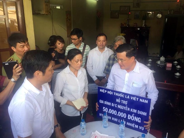 
Hiệp hội Thuốc lá Việt Nam hỗ trợ 50 triệu đồng và tài trợ cho con gái anh Danh học đến hết lớp 12.

