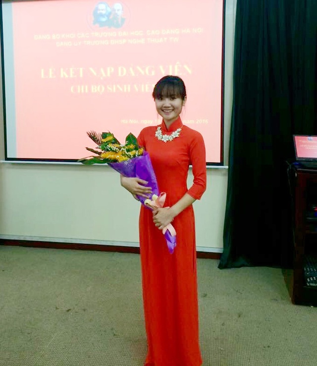 Nữ Thủ khoa kép xinh đẹp từ chối chốn đô thành, về quê cống hiến - 2
Năm thứ 4 ĐH, Thu Trang đã được kết nạp vào Đảng.