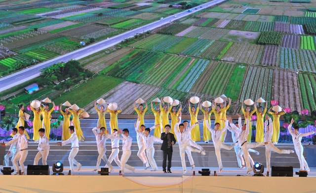 Ấn tượng chương trình nghệ thuật “Vĩnh Phúc đi lên cùng đất nước” - 1 NSƯT Tấn Minh biểu diễn tại chương trình nghệ thuật Vĩnh Phúc đi lên cùng đất nước.
