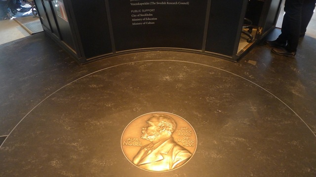 Bảo tàng Nobel - nơi khơi nguồn của sự sáng tạo - 2
Biểu tượng huy chương Nobel nằm ở ngay lối vào của bảo tàng. Huy chương Nobel là một trong 3 phần thưởng mà những người chiến thắng các giải Nobel nhận được, cùng với giấy chứng nhận và tiền thưởng.