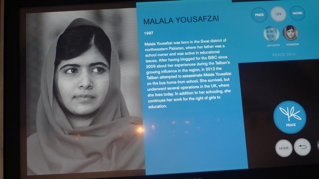 Bảo tàng Nobel - nơi khơi nguồn của sự sáng tạo - 8
Màn hình điện tử hiện thông tin về Malala Yousafzai, chủ nhân của giải Nobel Hòa bình 2014 nhờ đấu tranh không mệt mỏi cho giáo dục dành cho các bé gái. Nhận giải thưởng ở tuổi 17, cô là người trẻ nhất trên thế giới đoạt giải Nobel Hòa bình.