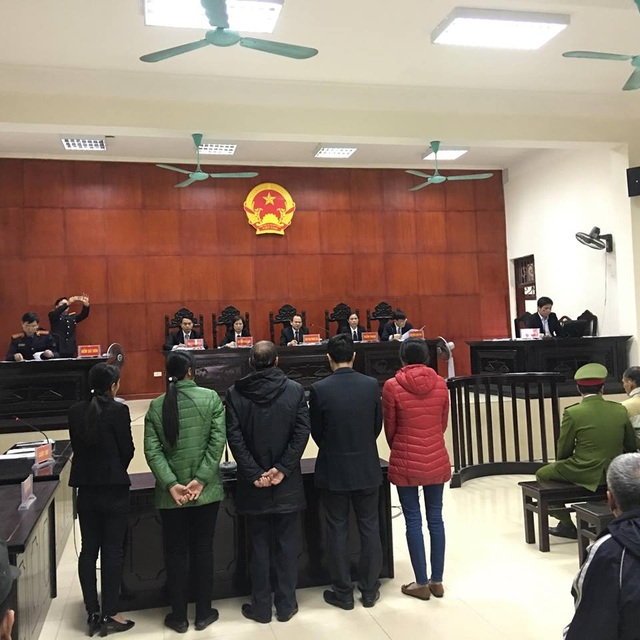 Tử hình kẻ sát hại 4 bà cháu ở Quảng Ninh - 7
HĐXX thẩm tra căn cước những người có quyền, nghĩa vụ liên quan và phổ biến các quy định của pháp luật.