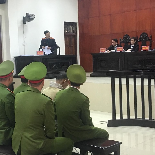 Tử hình kẻ sát hại 4 bà cháu ở Quảng Ninh - 3
Doãn Trung Dũng gục đầu nghe vị đại diện VKS đọc bản luận tội.
