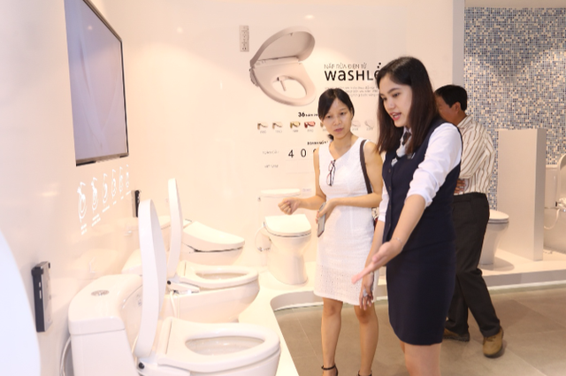 Xu hướng đầu tư cho “phòng nghỉ” tại gia - 2
Khách tham quan khu trưng bày dòng sản phẩm Washlet - một trong những thành tựu về công nghệ của ngành thiết bị vệ sinh trên thế giới với nắp rửa điện tử.