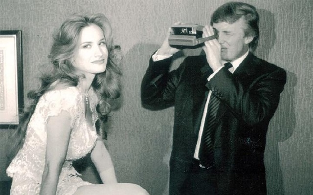 Thêm nhiều phim người lớn có mặt tỷ phú Donald Trump bị rò rỉ - 1
Ông Trump chụp ảnh một người mẫu của Playboy năm 1993. (Ảnh minh họa: Rex)