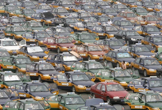 Những hình ảnh "nghẹt thở" về sự đông đúc ở Trung Quốc - 8
Taxi ken đặc bên ngoài sân bay quốc tế Bắc Kinh để đón khách. (Ảnh: Dailymail)