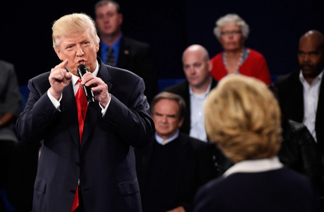 Ông Trump liệu có thể bỏ tù bà Clinton nếu đắc cử tổng thống? - 1
Ông Trump dọa sẽ bỏ tù bà Clinton nếu đắc cử tổng thống. (Ảnh: Reuters)