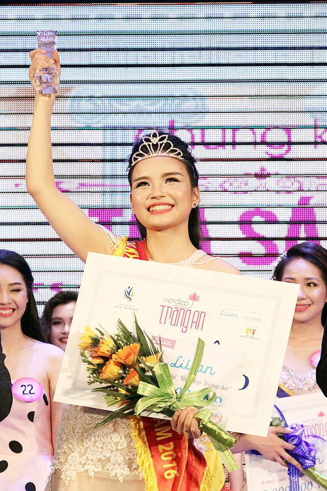 Nữ sinh THPT Việt Đức đăng quang Nét đẹp Tràng An 2016 - 3
Khoảnh khắc đăng quang của Lê Thị Phương Linh