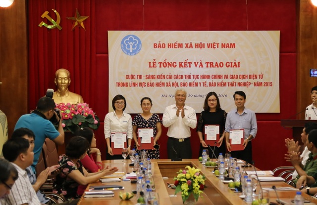 Tôn vinh nhiều sáng kiến cải cách thủ tục hành chính, giao dịch lĩnh vực BHXH - 1 Tôn vinh nhiều sáng kiến cải cách thủ tục hành chính, giao dịch lĩnh vực BHXH - 1