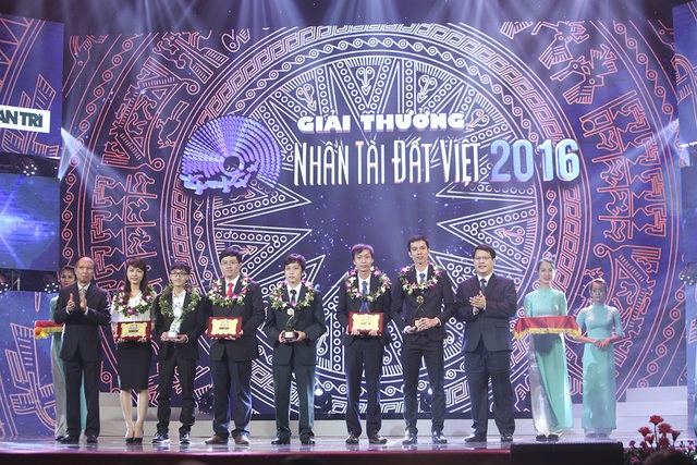 Nhân tài Đất Việt 2016 vinh danh 2 giải Nhất Công nghệ thông tin - 12
Nhà báo Phạm Huy Hoàn – TBT báo Dân trí, Trưởng ban tổ chức Giải thưởng và ông Nguyễn Văn Tấn - Phó Tổng Giám đốc Tổng Công ty VNPT-Media - Tập đoàn Bưu chính Viễn thông Việt Nam trao giải cho các nhóm tác giả đạt giải Startup Triển vọng và Giải Khuyến khích.