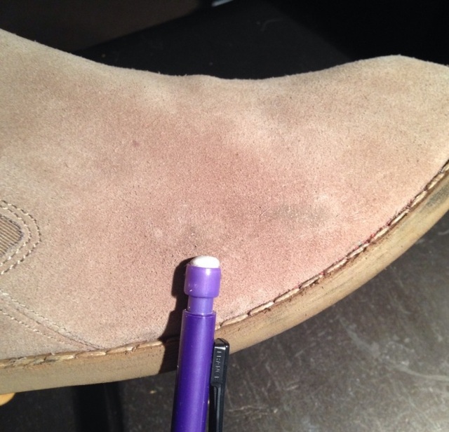 Bạn có thể vệ sinh cho đôi giày lộn của mình bằng một chiếc bút tẩy.