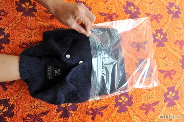 Đặt áo len trong một túi bóng và để trong tủ lạnh 3-4 giờ, áo sẽ không bị nhàu và rối sợi.