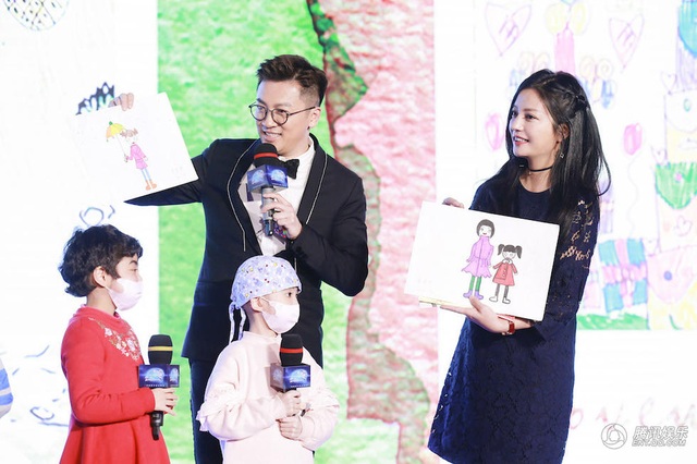 “Tiểu Yến Tử” Triệu Vy hội ngộ “Ngũ A Ka” Tô Hữu Bằng - 1
Tô Hữu Bằng và Triệu Vy cùng là khách mời trong một chương trình từ thiện tại Bắc Kinh, Trung Quốc, tối 26/12. Hai ngôi sao nổi tiếng muốn chung tay với nhiều nghệ sĩ khác ủng hộ quỹ từ thiện nhằm giúp đỡ những bệnh nhi của căn bệnh máu trắng.