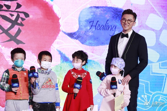“Tiểu Yến Tử” Triệu Vy hội ngộ “Ngũ A Ka” Tô Hữu Bằng - 4
Tô Hữu Bằng hoàn toàn tin tưởng vào người bạn thân thiết Triệu Vy. Anh cho biết, một người ngay thẳng và giàu lòng nhân ái như Triệu Vy sẽ giúp lan tỏa tình yêu tới và lòng nhân ái tới tất cả mọi người.