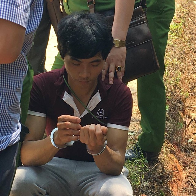 Thực nghiệm hiện trường vụ thảm sát 4 người ở Lào Cai - 1
Bị can Tẩn Láo Lở được dẫn giải đến nơi gây án để làm thực nghiệm hiện trường.