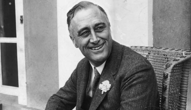 Chuyện giấu giếm bệnh tình của các tổng thống Mỹ - 2
Cựu Tổng thống Franklin D. Roosevelt không bao giờ để lộ những hình ảnh trên chiếc xe lăn. (Ảnh: Reference)