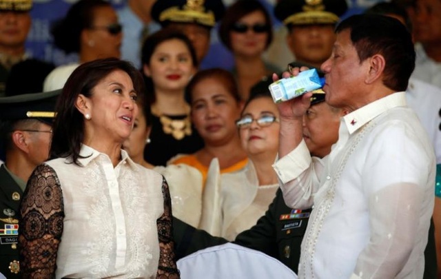 Phó Tổng thống Philippines rút khỏi nội các vì bị cấm họp - 1
Tổng thống Philippines Rodrigo Duterte (phải) và Phó Tổng thống Philippines Leni Robredo. (Ảnh: Reuters)