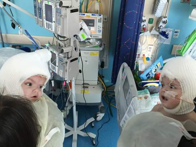 Xúc động khoảnh khắc hai bé sinh đôi lần đầu nhìn thấy nhau - 1 Xúc động khoảnh khắc hai bé sinh đôi lần đầu nhìn thấy nhau - 1