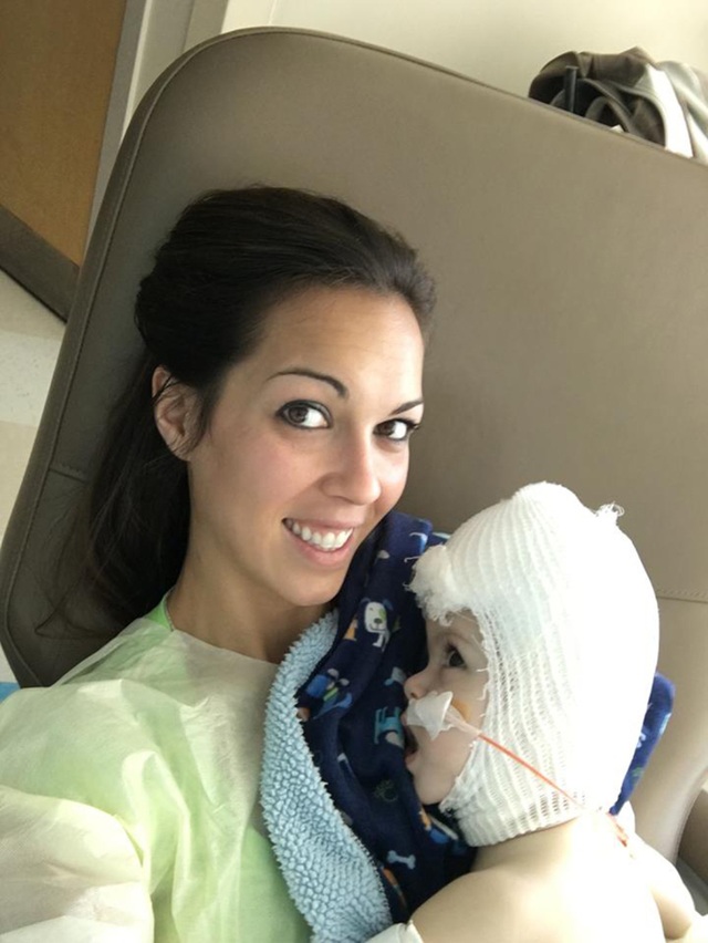 Xúc động khoảnh khắc hai bé sinh đôi lần đầu nhìn thấy nhau - 3
Mẹ Nicole McDonald hạnh phúc bế một trong hai đứa con song sinh đã được phẫu thuật tách rời thành công.