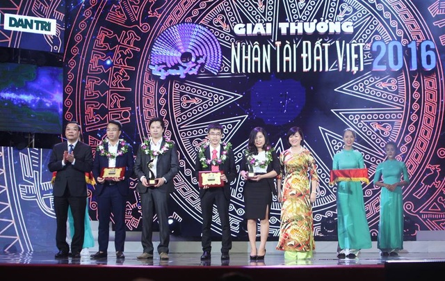 Nhân tài Đất Việt 2016 vinh danh 2 giải Nhất Công nghệ thông tin - 9
Ông Chu Ngọc Anh - Bộ trưởng Bộ Khoa học - Công nghệ và bà Dương Thị Mai Hoa - Tổng giám đốc Tập đoàn VinGroup trao giải Nhì CNTT.