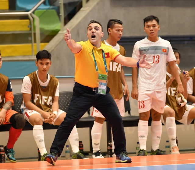 Việt Nam 0-7 Nga: Chênh lệch đẳng cấp - 2
HLV Bruno Garcia liên tục chỉ đạo các học trò bên ngoài sân