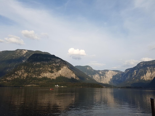 Vì sao ngôi làng Hallstatt lại nổi tiếng nhất ở nước Áo? - 1
Không thể nào hoàn hảo hơn khi các ngôi nhà trong làng Hallstatt đều dựa lưng vào núi, mặt hướng ra hồ Hallstätter See - một trong những hồ đẹp nhất nước Áo.