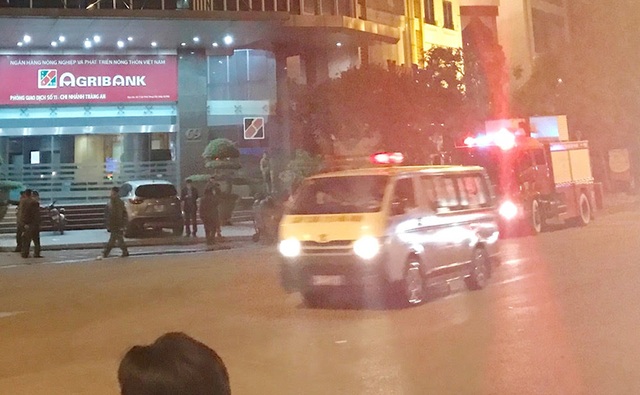 Hà Nội: 13 người tử vong trong vụ cháy quán karaoke - 2
Chiếc xe cứu thương đầu tiên rời hiện trường vụ cháy