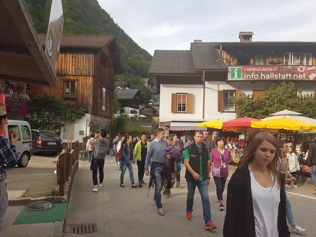 Vì sao ngôi làng Hallstatt lại nổi tiếng nhất ở nước Áo? - 9
Dân số ít ỏi chỉ khoảng 1 ngàn dân, ngôi làng bé nhỏ đón lượng du khách rất lớn. Liza Klinger, hướng dẫn viên người Áo cho hay, hàng năm vào mùa cao điểm, du khách rất khó ở lại đêm tại đây, vì khách sạn ở đây quá ít ỏi. Tháng 10 cũng là tháng cao điểm của du lịch làng Hallstatt.