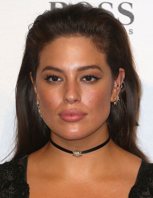 Siêu mẫu "ngoại cỡ" khoe vòng một đầy đặn với váy xẻ ngực - 1
Ashley Graham xuất hiện tại lễ trao giải Người đàn ông của năm do tạp chí GQ tổ chức tại London, Anh, ngày 6/9.