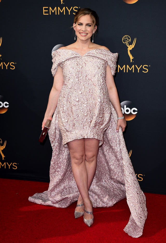 Những bộ cánh xấu nhất trên thảm đỏ lễ trao giải Emmy - 1
Anna Chlumsky - Thảm họa thời trang đích thực trên thảm đỏ lễ trao giải Emmy 2016. Bộ váy phồng khiến cô tròn vo và tà váy rộng phủ sau không hề liên quan!