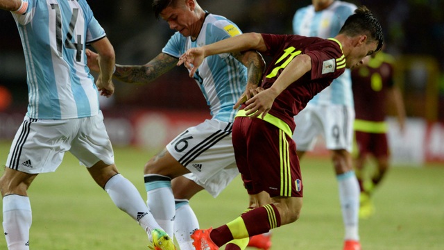 Hòa Venezuela, Argentina mất ngôi đầu bảng vào tay Uruguay - 3
Argentina may mắn giành 1 điểm trên sân của Venezuela