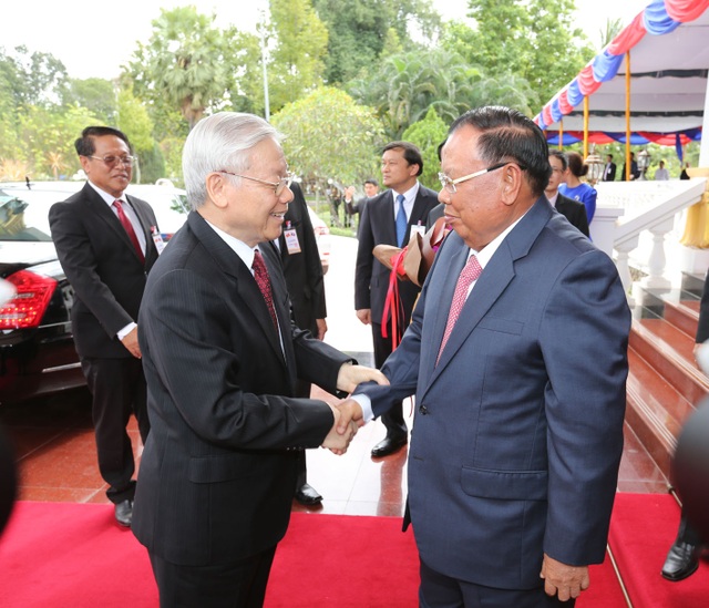 Việt - Lào nhất trí tăng cường đoàn kết ASEAN trong vấn đề Biển Đông - 1
Tổng Bí thư, Chủ tịch nước Lào Bounhang Volachith đón Tổng Bí thư Nguyễn Phú Trọng. Ảnh: Trí Dũng– TTXVN