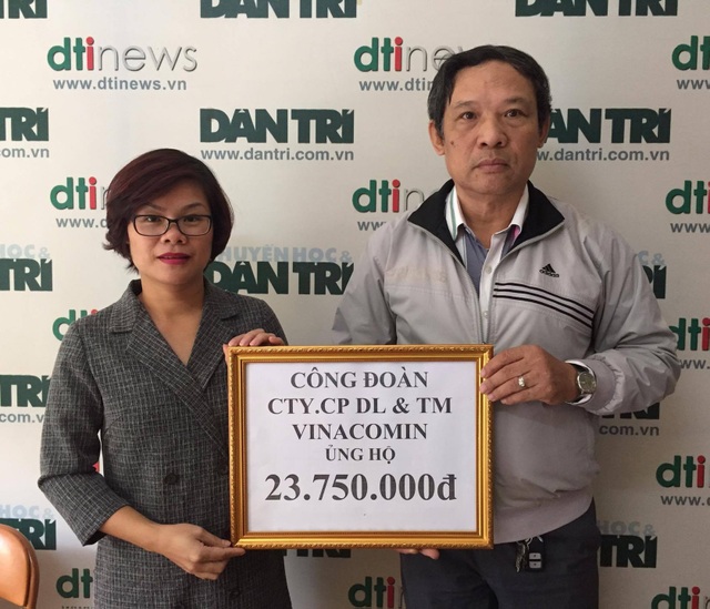 Công ty CP Du lịch và Thương mại Vinacomin ủng hộ hơn 23 triệu đồng đến người dân vùng lũ - 1
Đại diện Công ty CP DL&TM Vinacomin (trái) trao số tiền 23.750.000 đồng do cán bộ nhân viên đóng góp đến ông Phạm Huy Thân, Chánh VP báo Dân trí