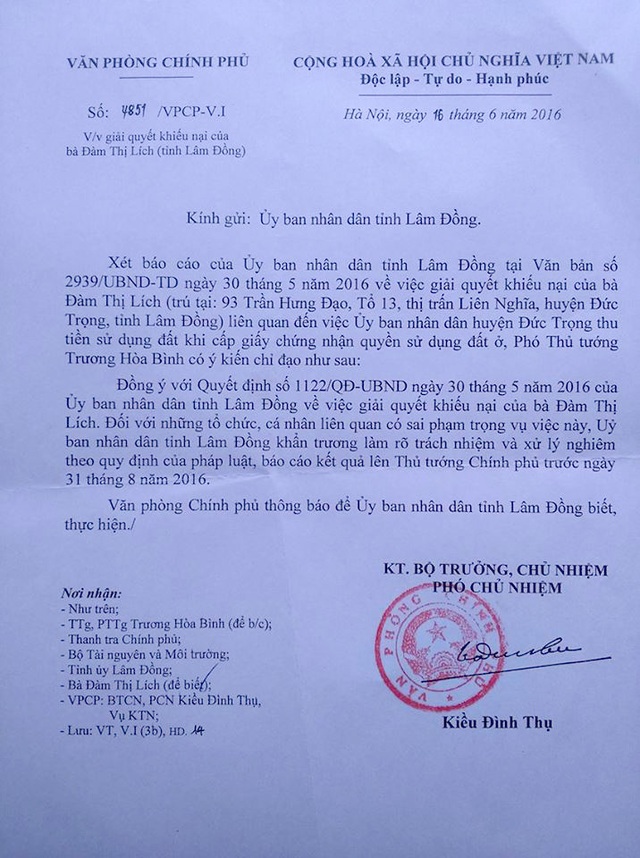 Vụ áp thuế oan 5,7 tỷ: Không thể coi thường dân và “qua mặt” Chính phủ! - 2
Văn bản số 4851/VPCP-V.I gửi đến UBND tỉnh Lâm Đồng truyền đạt ý kiến chỉ đạo của Phó Thủ tướng Chính phủ Trương Hòa Bình yêu cầu khẩn trương làm rõ trách nhiệm và xử lý nghiêm đối với những tổ chức, cá nhân liên quan có sai phạm trong vụ áp thuế oan 5,7 tỷ đồng đối với cụ Lích trước ngày 31/8. Tuy nhiên, tỉnh Lâm Đồng vẫn ém thông tin, không cung cấp cho Báo Dân trí.
