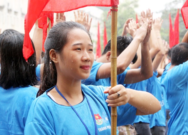 3.000 bạn trẻ đội mưa xếp hình kỉ niệm 60 năm thành lập Hội Liên hiệp Thanh niên Việt Nam - 2
Trời mưa lớn nhưng tinh thần của các bạn trẻ tham gia buổi lễ không hề suy giảm