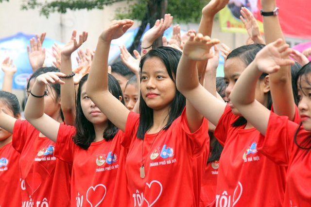 3.000 bạn trẻ đội mưa xếp hình kỉ niệm 60 năm thành lập Hội Liên hiệp Thanh niên Việt Nam - 4
Thông qua chương trình xếp hình tại điểm hẹn thanh niên Tôi yêu Tổ quốc tôi, tuổi trẻ Thủ đô muốn gửi gắm thông điệp về tình đoàn kết, tương thân tương ái; đồng thời khẳng định vai trò sứ mệnh của thế hệ trẻ hôm nay trong việc gìn giữ, phát huy các giá trị truyền thống của dân tộc, cũng như sự nghiệp xây dựng và bảo vệ Tổ quốc.