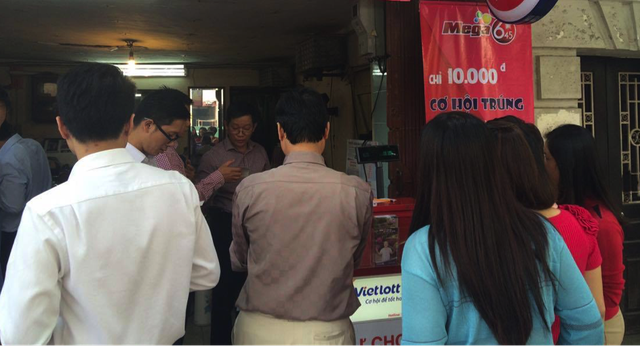 Người Hà Nội tò mò thử vận may với “xổ sổ kiểu Mỹ” - 3 Các nhân viên văn phòng tranh thủ giờ trưa ra thử vận may