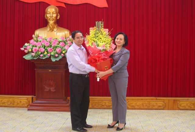 Trao Quyết định chuẩn y Bí thư Tỉnh ủy Yên Bái - 1
Ông Phạm Minh Chính - Ủy viên Bộ Chính trị - Bí thư Trung ương Đảng – Trưởng Ban tổ chức Trung Ương trao Quyết định của Bộ Chính trị chuẩn y bà Phạm Thị Thanh Trà giữ chức vụ Bí thư tỉnh ủy Yên Bái nhiệm kỳ 2015 – 2020. Ảnh: Tuấn Anh - TTXVN
