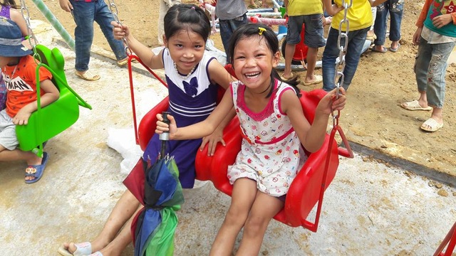 Tưng bừng ngày hội khánh thành công trình phòng học Dân trí thứ 7 tại Yên Bái - 21
Niềm vui thơ ngây của các em học sinh bên những đồ chơi xích đu, cầu trượt, thú nhún...