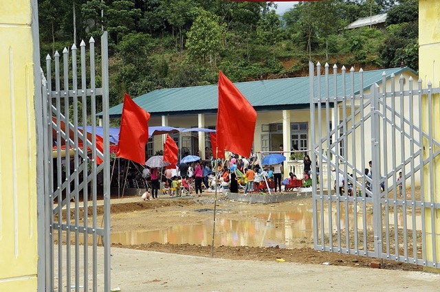 Tưng bừng ngày hội khánh thành công trình phòng học Dân trí thứ 7 tại Yên Bái - 5 Tưng bừng ngày hội khánh thành công trình phòng học Dân trí thứ 7 tại Yên Bái - 5